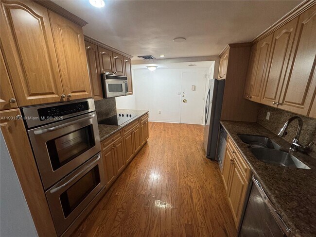 Building Photo - 5255 Collins Ave