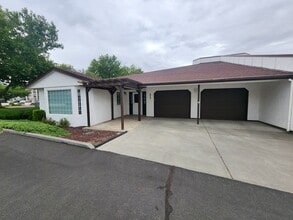 Building Photo - Nice Townhouse Close to Gage