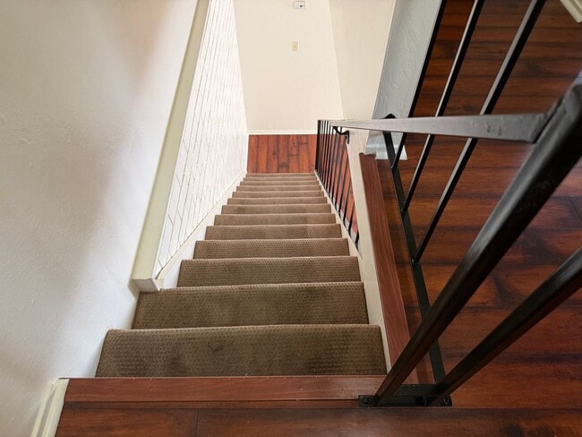 Building Photo - 2 story updated townhouse In Rosemont 2/1