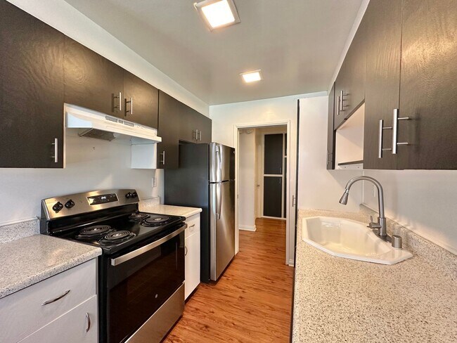 Building Photo - 1 Bedroom Corner Condo in San Carlos with Parking!