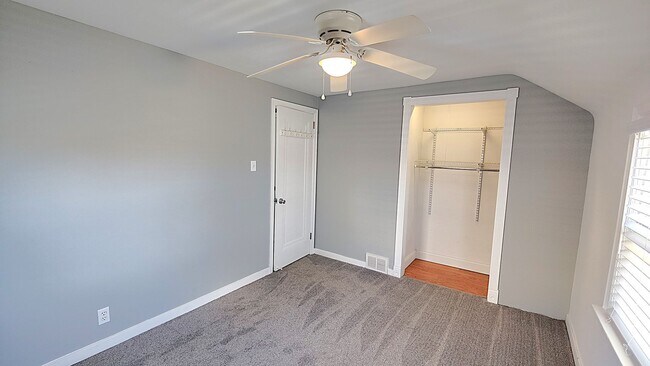 Building Photo - *Beautifully Updated & Charming 3BD/1BA Single-Family Home Available in West Mifflin*