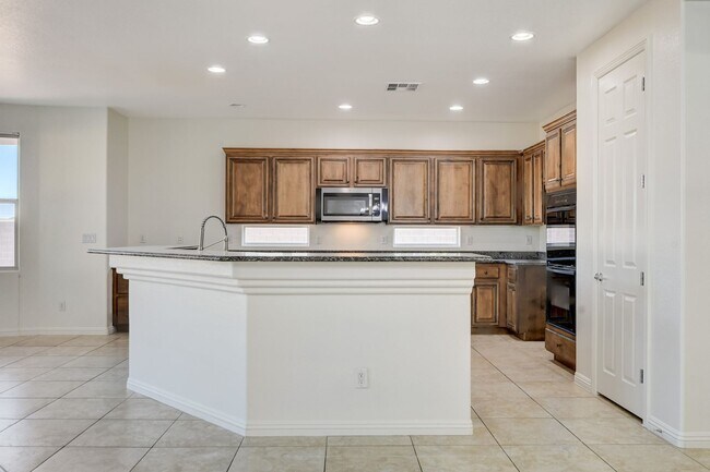 Building Photo - Single Family Home on 20k SQFT Lot in Gated Community