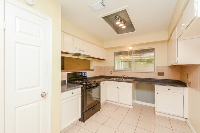 Building Photo - 8607 Crystal Cove Cir