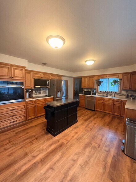Building Photo - 1342 S 90th St