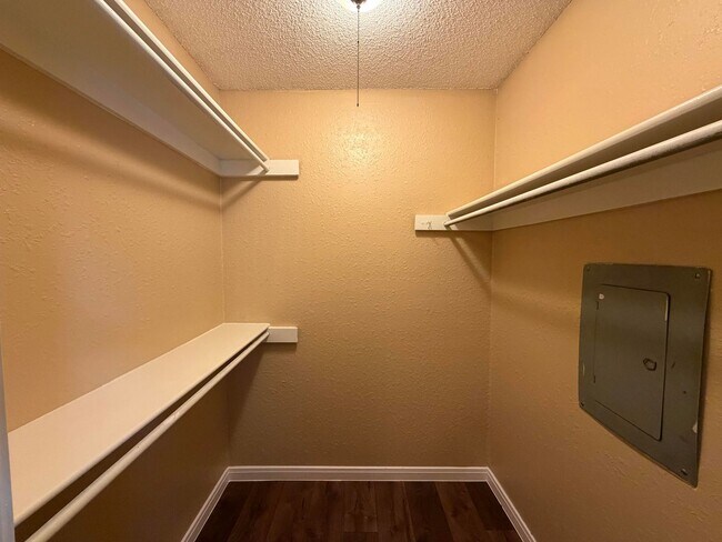 Building Photo - 3-bedroom, 2-bath rental in the heart of Tulsa, located in the highly desirable Union School Dist...