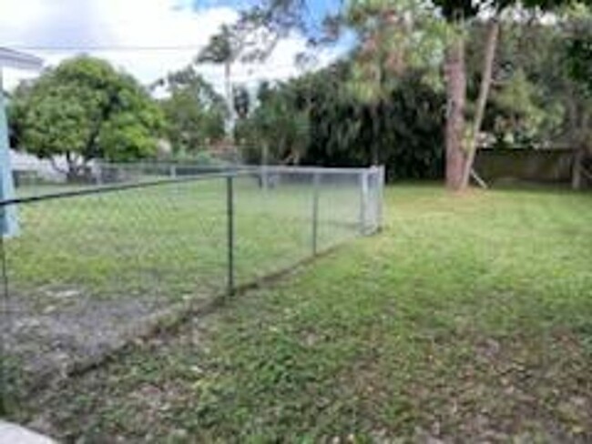 Building Photo - Beautifully renovated 3/2 home in Greenacres!