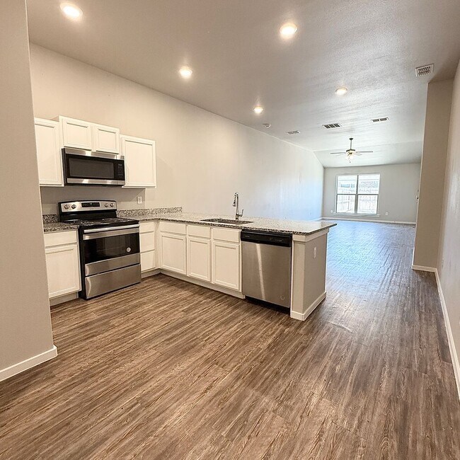Building Photo - 2108 N Jayton Ave