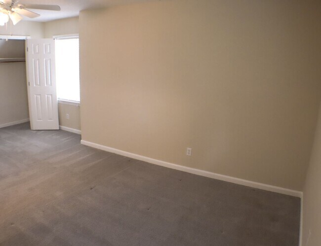 Building Photo - Lovely 5 bedroom, 2 bathroom brick home in Reidsville