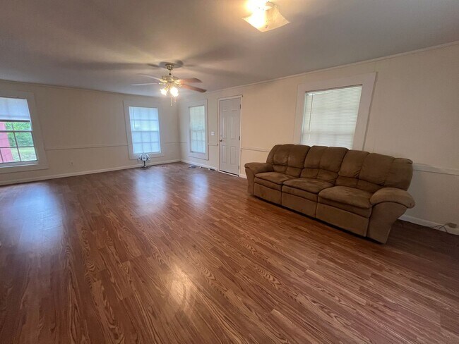 Building Photo - 255 Peachtree Dr