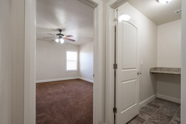 Building Photo - 3 bed 2 bath home with fully-fenced yard