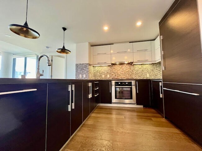 Building Photo - City living at its best! 2 BR/2 BA @ the M...
