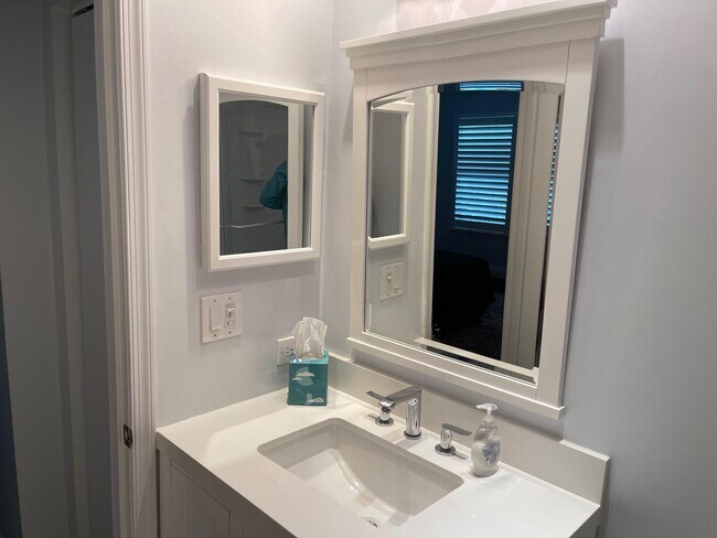 Building Photo - 1050 Crystal Way