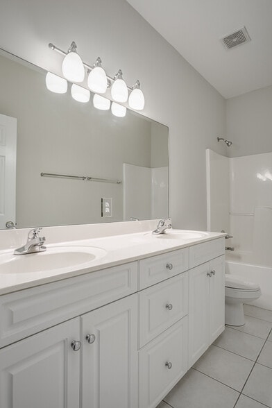 Master bath - 300 Dixie Plaza Dr