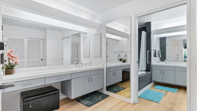 Building Photo - Renovated Two Bedroom/Two Bathroom at The Masters!