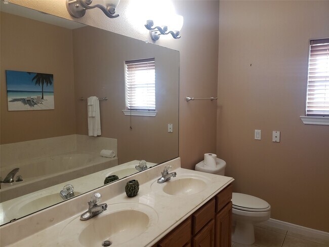 Building Photo - 3722 Laguna Dr