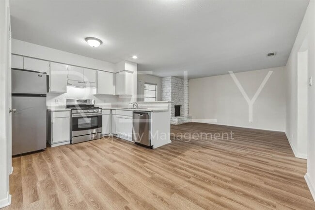 Building Photo - 302 Algerita Dr