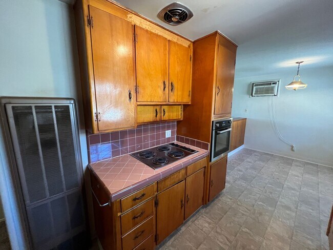 Building Photo - Single story one bedroom unit with covered carport!