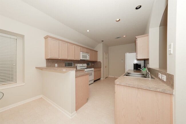 Building Photo - 21315 River Knoll Ln