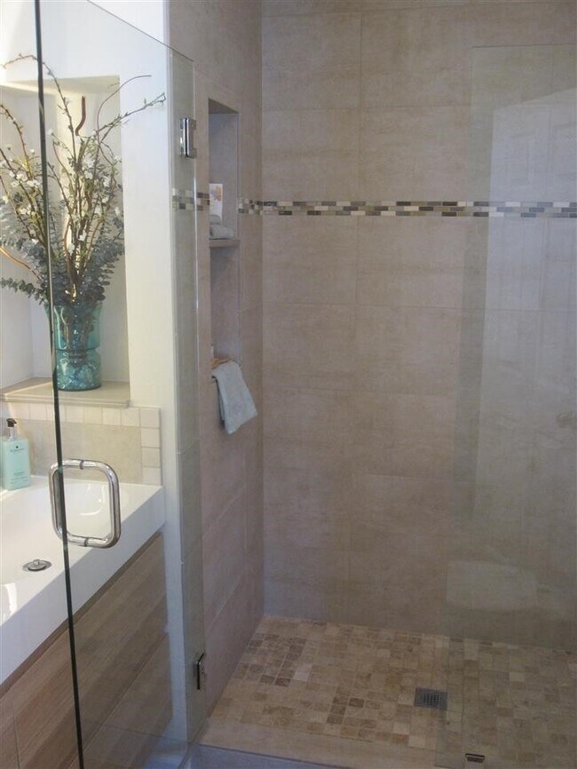 Building Photo - Lovely 3 bedroom home with an open floor plan