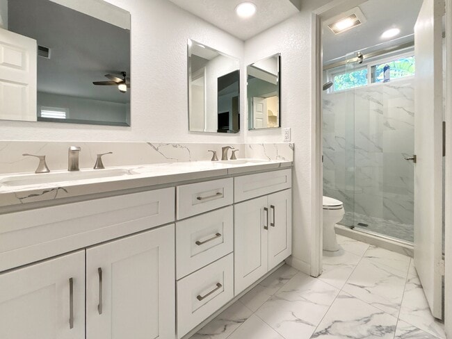 Building Photo - 5 Cll Rienda