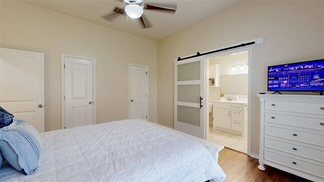 Building Photo - 810 Camellia Ct