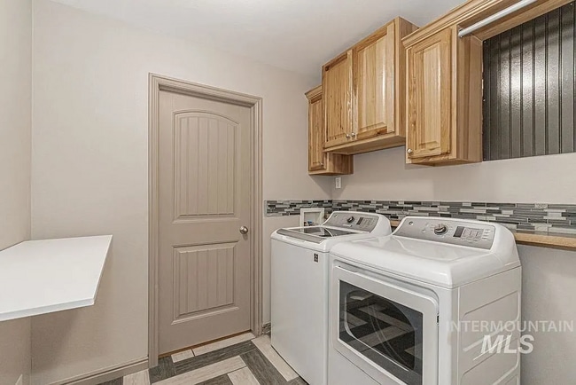 Building Photo - 2221 Frontier Dr