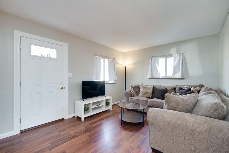 Building Photo - 3048 Southdale Dr