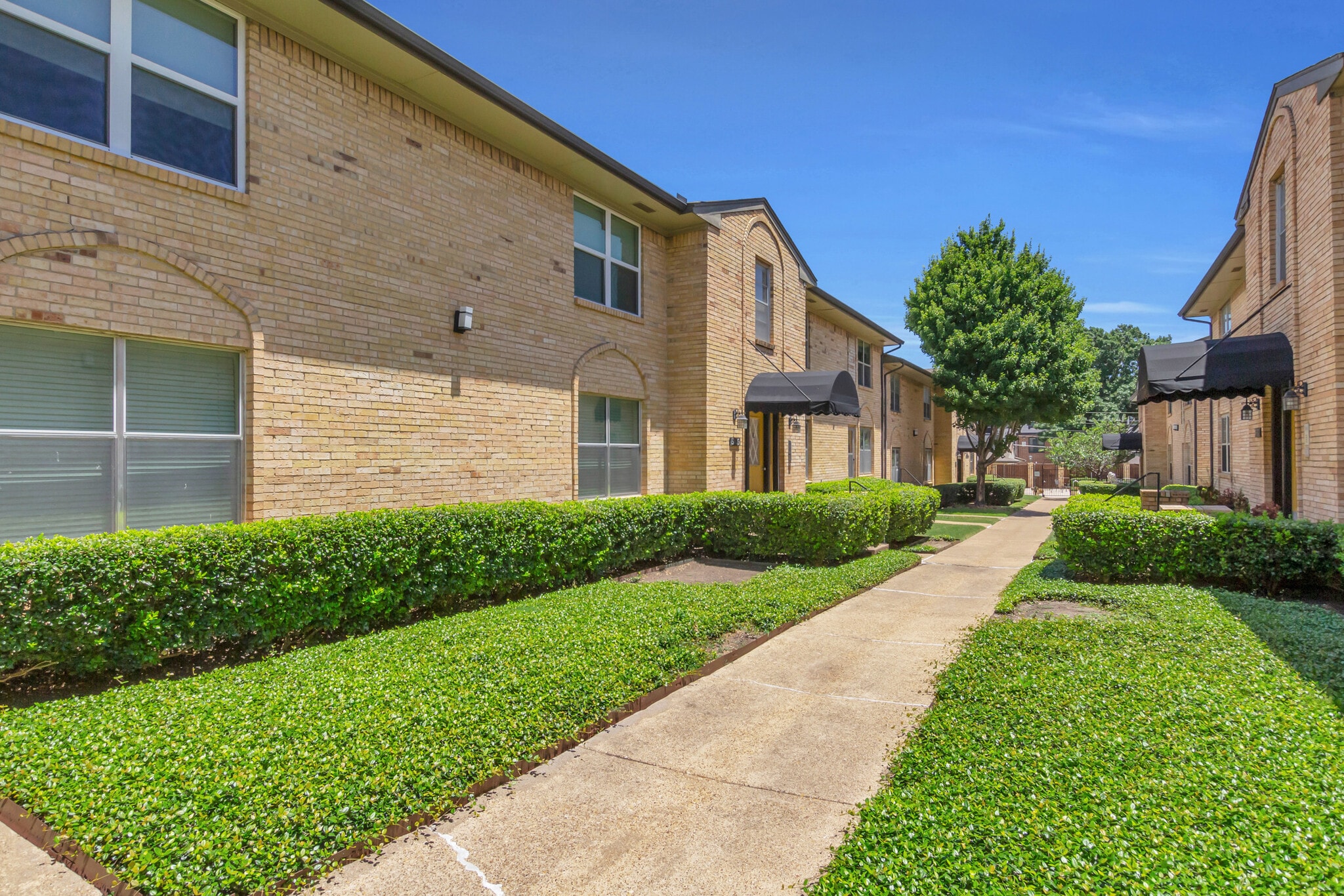 Building Photo - 5829 Sandhurst Ln