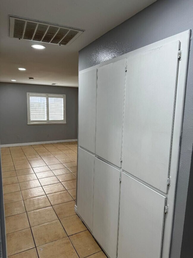 Building Photo - NEWLY RENOVATED ARVIN HOME HAVEN