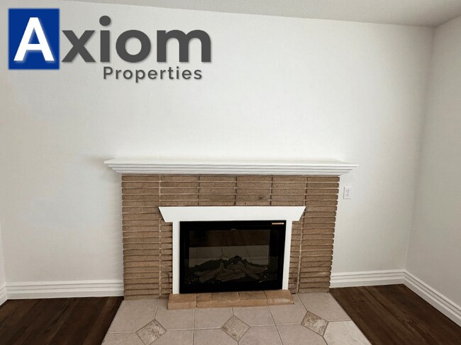 Building Photo - 906 E Elm-A