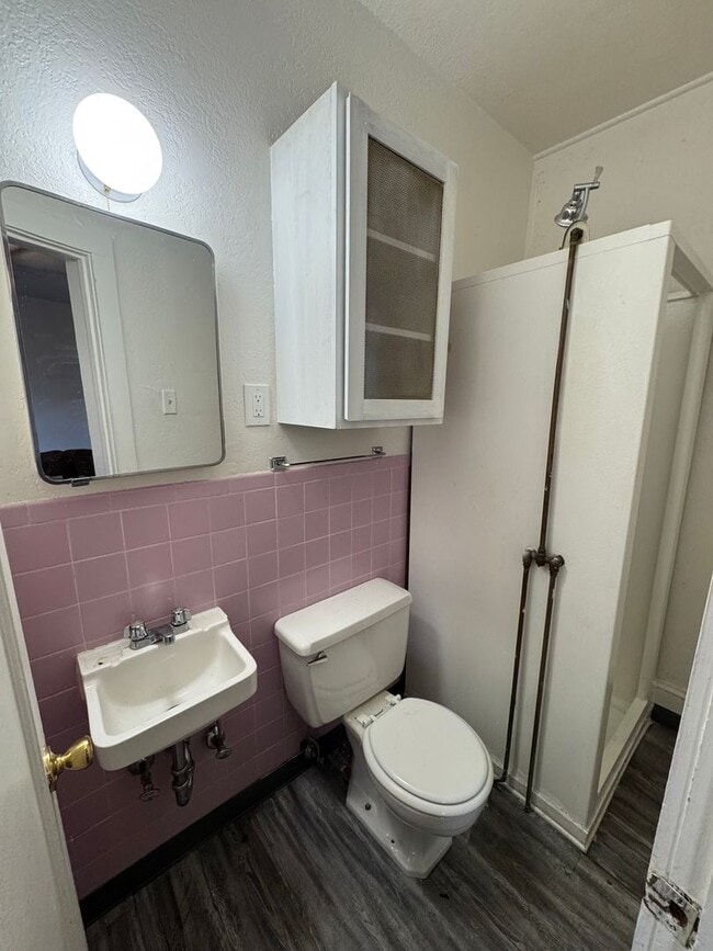 Building Photo - Experience the charm of Manitou Springs living in this spacious 2-bedroom, 2-bath apartment locat...