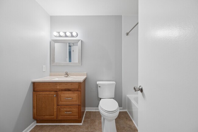 Building Photo - 411 Old Oak Pl