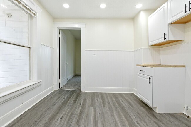Building Photo - 689 Midland Ave