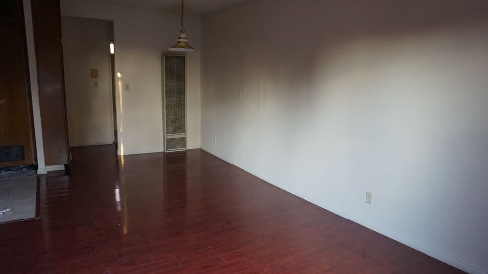 Building Photo - 1441 Lake Shore Ave