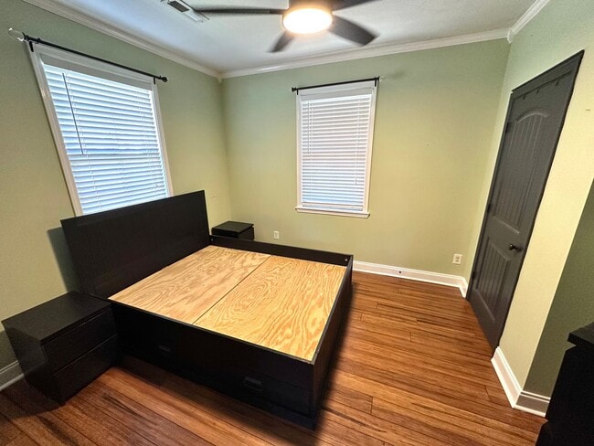 Building Photo - 2 Bedrooms, 1 Bathroom - House in Celanease!