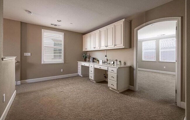 Building Photo - $4195.00 - Gorgeous and Ready for Move-In! Spacious 4 Br / 2.5 Ba in South Gilroy