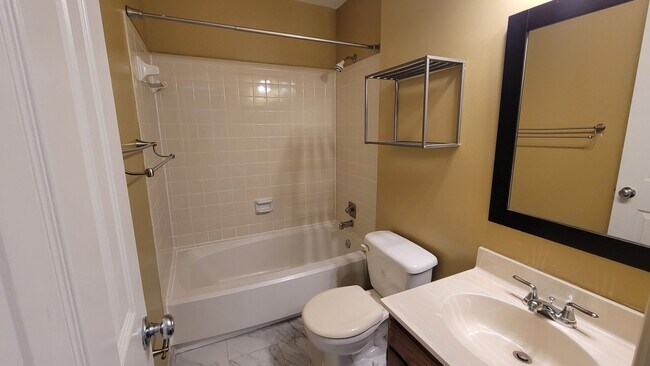 Building Photo - Beautiful 3 Bed, 3.5 Bath Brick Townhouse ...