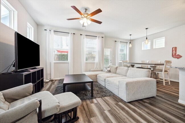 Building Photo - 5438 Cuerta St