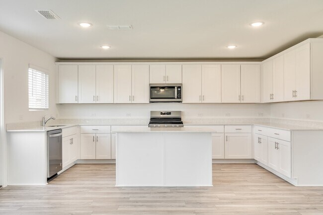 Building Photo - 16048 Isles Dr