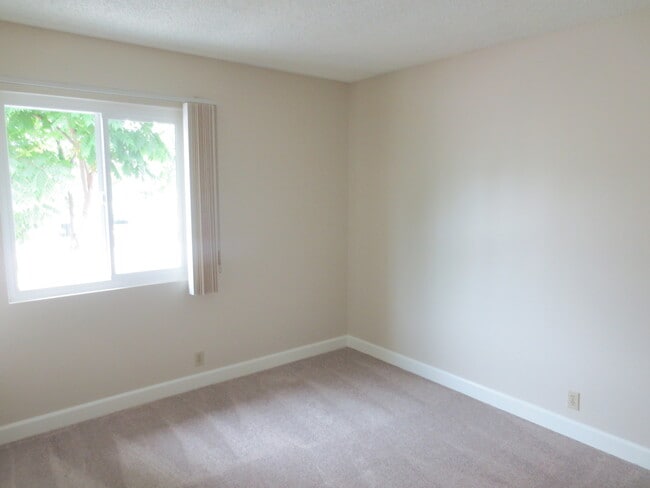 Building Photo - Spacious Two Story Townhome in Woodbridge