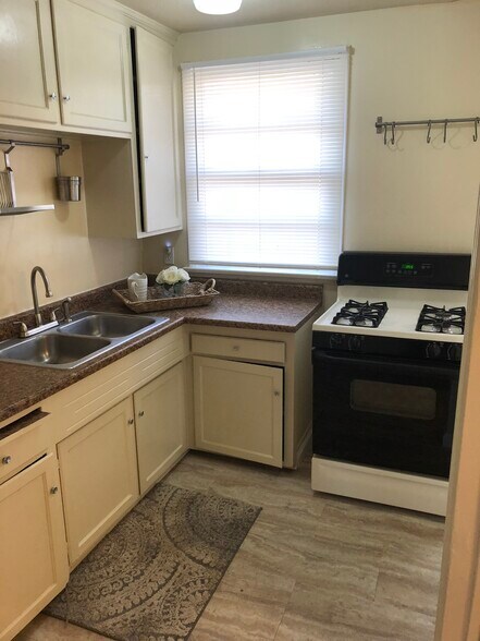 Building Photo - 607 N Rosemary Ln