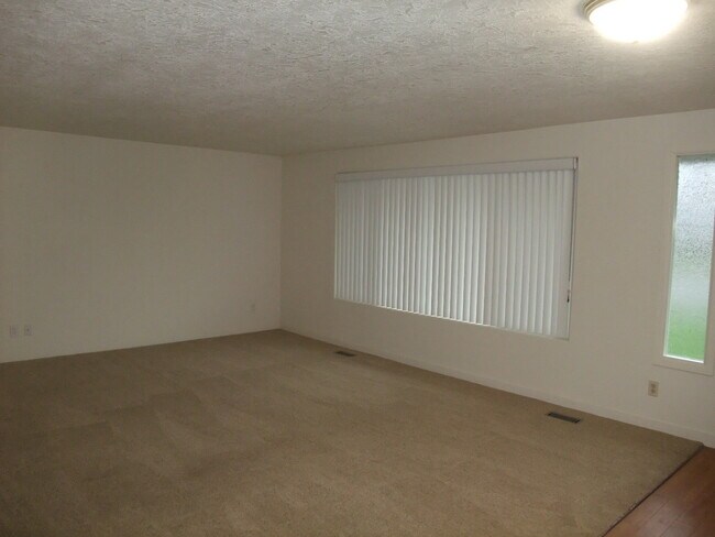 Building Photo - Very Nice Clean Updated Home in Lebanon