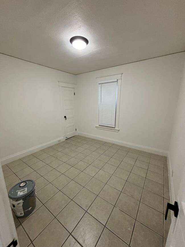 Building Photo - Spacious 6-Bedroom Home with Modern Update...