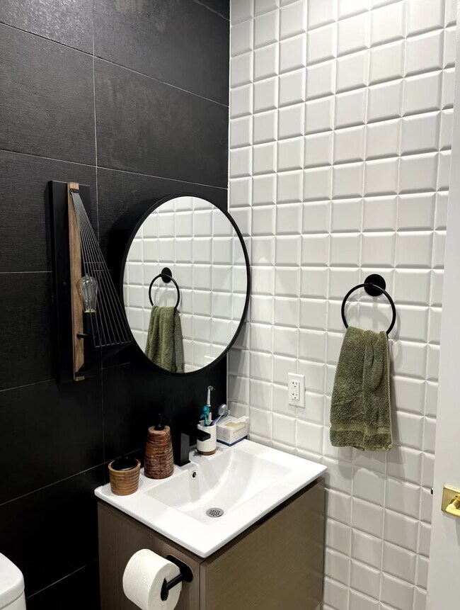 Building Photo - 864 Madison St