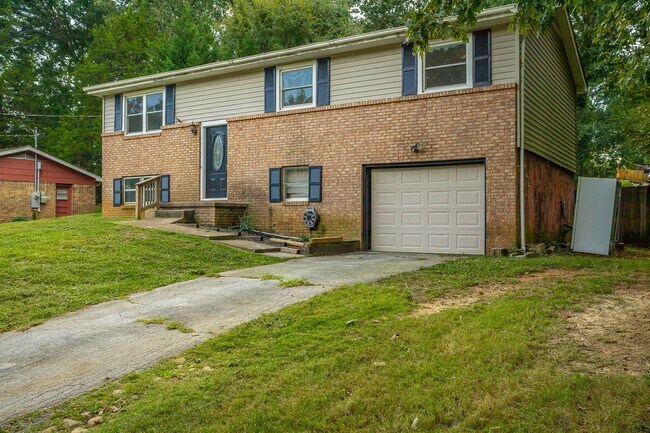 Building Photo - Spacious House in Hixson