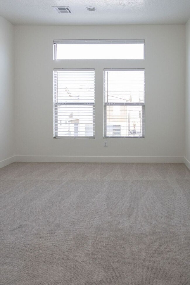 Building Photo - Spacious 4-Bed Home in Sage Canyon - Small Pet Friendly