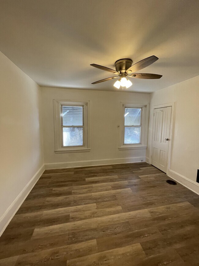 Building Photo - 412 N Holly St