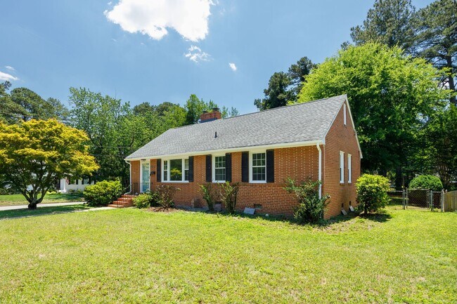 Building Photo - Beautiful 2 Bedroom Corner Lot of Park Ave! ***Available Late June 2026***