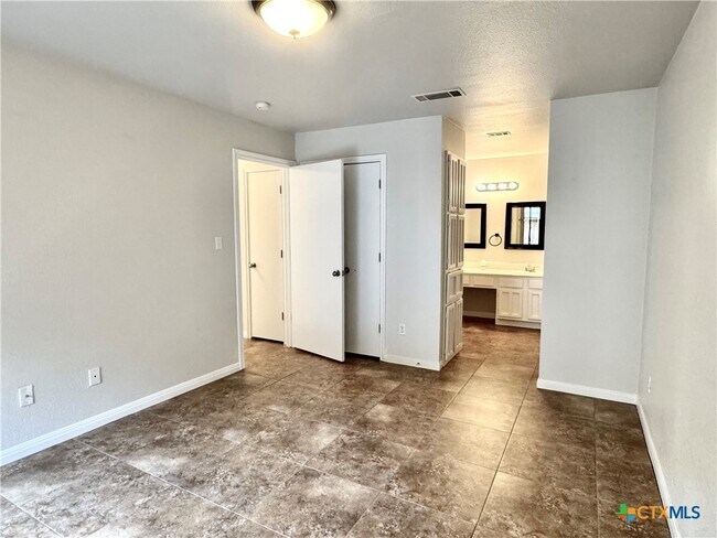 Building Photo - 1202 Thorpe Ln