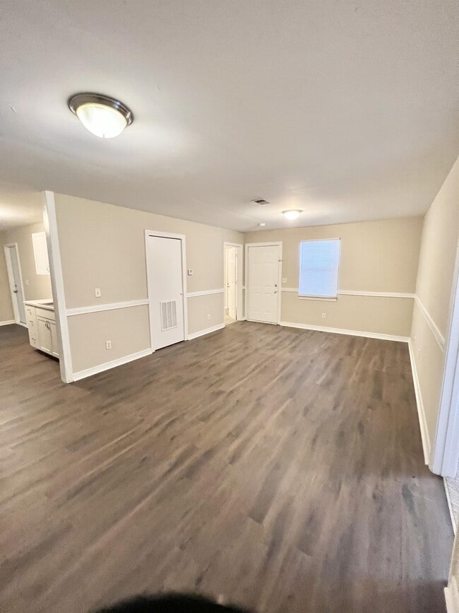 Building Photo - 601 Skyview Dr